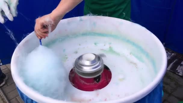 Proces van het maken van blauwe zoete suikerspin op een speciale machine. — Stockvideo