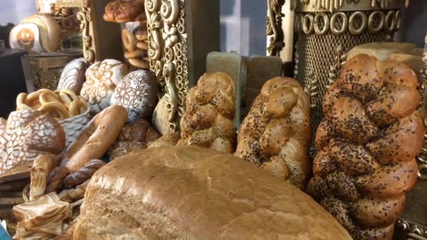 Různé druhy čerstvého chleba na stole. Sortiment chleba. — Stock video