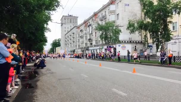 Novokuznetsk, Ryssland - 09 juni 2019: "High Five" - det 5:e massidrottsloppet bland människor i olika åldrar. Barnen springer i masslopp — Stockvideo