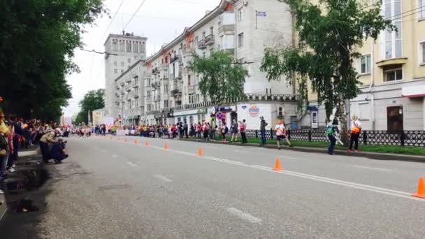 Novokuznetsk, Rússia - 09 de junho de 2019: "High Five" - a quinta corrida de esportes de massa entre pessoas de diferentes idades. As crianças estão correndo em corrida em massa — Vídeo de Stock