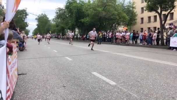 Novokuznetsk, Rusia - 09 de junio de 2019: "High Five", la quinta carrera deportiva masiva entre personas de diferentes edades. La gente está corriendo en una carrera masiva — Vídeos de Stock