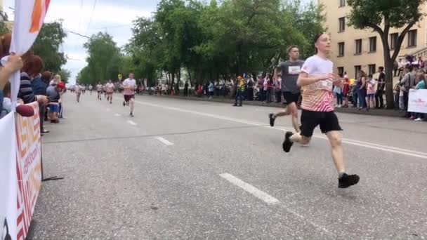 Novokuznetsk, Rusia - 09 de junio de 2019: "High Five", la quinta carrera deportiva masiva entre personas de diferentes edades. La gente está corriendo en una carrera masiva — Vídeos de Stock