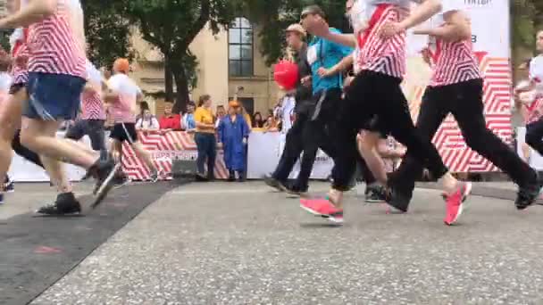 Novokuznetsk, Rusia - 09 de junio de 2019: "High Five", la quinta carrera deportiva masiva entre personas de diferentes edades. Gente que empieza la carrera — Vídeos de Stock