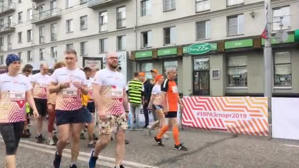 Novokuznetsk, Rusia - 09 de junio de 2019: "High Five", la quinta carrera deportiva masiva entre personas de diferentes edades. Participantes de la carrera preparándose para correr — Vídeos de Stock