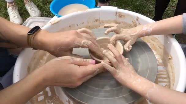 Novokuznetsk, Rusia - 01 de junio de 2019: Día de la Protección de los Niños. Lección de cerámica para niños — Vídeo de stock