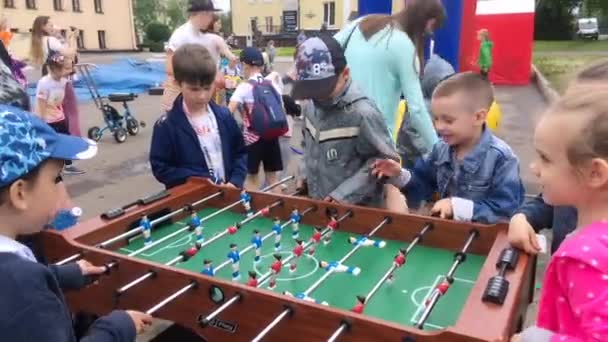 Novokuznetsk, russland - 09. Juni 2019: Kinder spielen Kickerspiel — Stockvideo