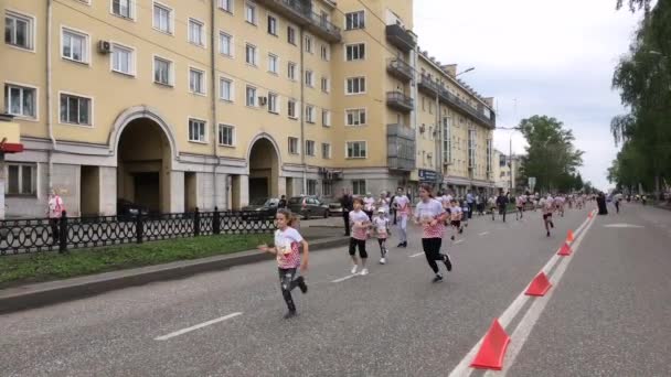 Novokuznetsk, Ryssland - 09 juni 2019: "High Five" - det 5:e massidrottsloppet bland människor i olika åldrar. Barnen springer i masslopp — Stockvideo