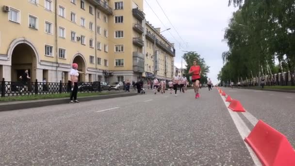 Novokuznetsk, Rosja - 09 czerwca 2019: "Przybij piątkę" - piąty wyścig sportów masowych wśród osób w różnym wieku. Dzieciaki biegają w masowym wyścigu. — Wideo stockowe