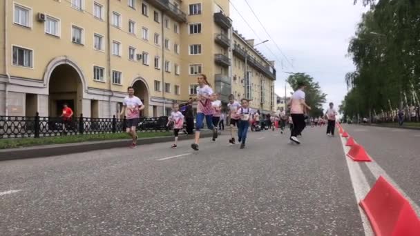 Novokuznetsk, Oroszország - 2019. június 09.: "Pacsi" - az 5. tömegsport verseny a különböző korú emberek között. A gyerekek futnak a tömegversenyen. — Stock videók