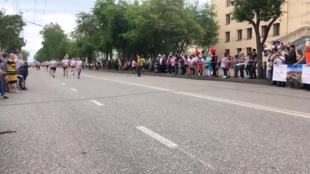 Novokuznetsk, Rusia - 09 de junio de 2019: "High Five", la quinta carrera deportiva masiva entre personas de diferentes edades. La gente está corriendo en una carrera masiva — Vídeos de Stock