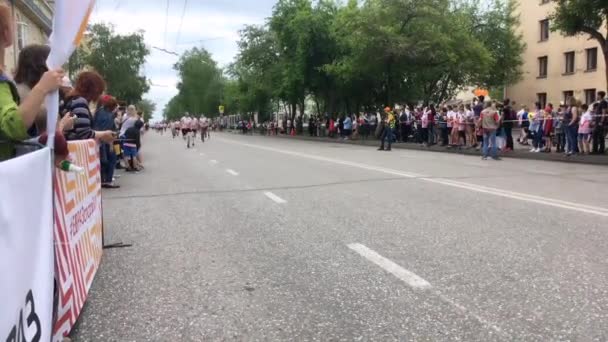 Novokuznetsk, Russia - June 09, 2019: "High Five"-the 5th mass sports race among people of different ages. People are running in mass race — Stock Video