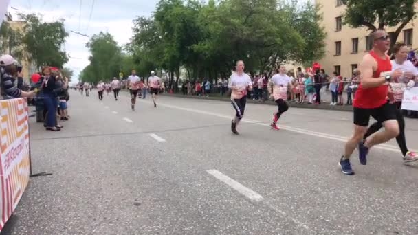 Новокузнецк, Россия - 09 июня 2019 года: "Высокая пятерка" - 5-я массовая спортивная гонка среди людей разного возраста. Люди бегут в массовой гонке — стоковое видео