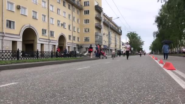 Novokuzněck, Rusko - 09. června 2019: "Vysoká pětka" - 5. masový sportovní závod mezi lidmi různého věku. Děti běhají v masovém závodě — Stock video