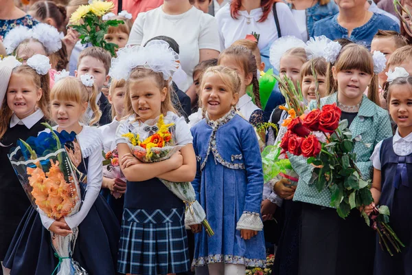 NOVOKUZNETSK, REGIÃO DE KEMEROVO, RÚSSIA - SEP, 1, 2018: primeiro de setembro o dia do conhecimento na Rússia . — Fotografia de Stock