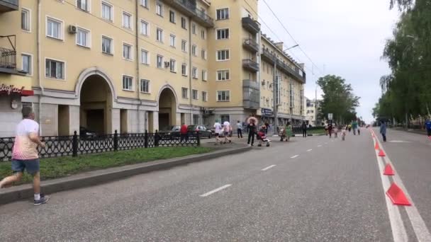 Novokuznetsk, Ryssland - 09 juni 2019: "High Five" - det 5:e massidrottsloppet bland människor i olika åldrar. Barnen springer i masslopp — Stockvideo