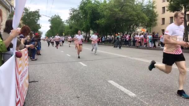 Novokuznetsk, Rosja - 09 czerwca 2019: "Przybij piątkę" - piąty wyścig sportów masowych wśród osób w różnym wieku. Ludzie biegają w masowych wyścigach. — Wideo stockowe