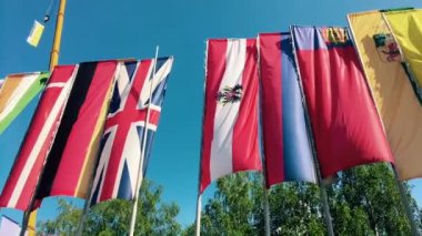 Novokuznetsk, Rusya - 05 Haziran 2019: Farklı ülkelerden renkli bayraklar