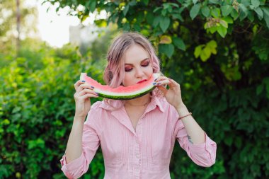 Karpuz zevk pembe saçlı güzel genç kadın