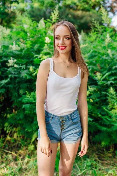 A nyári parkban fehér inget öltözött fiatal nő — Stock Fotó