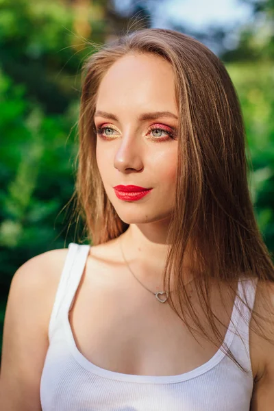 Mujer joven vestida con camisa blanca en el parque de verano — Foto de Stock