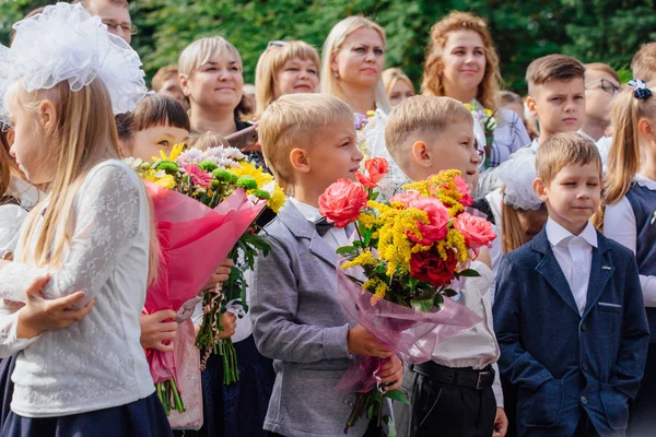 Νοσκουζσσκ, περιφέρεια Κεμέροβο, Ρωσία-Σεπ, 1, 2018: πρώτη Σεπτεμβρίου-η ημέρα της γνώσης στη Ρωσία. — Φωτογραφία Αρχείου