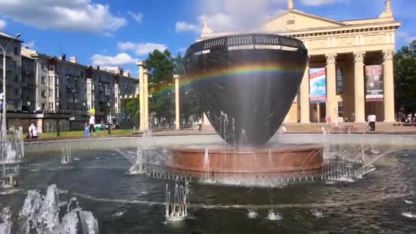 Novokuznetsk, Rusia - 12 de junio de 2019: Arco iris en la fuente cerca del teatro dramático en el cenador de la ciudad en un día de verano — Vídeos de Stock