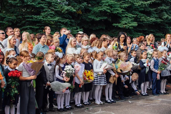 NOVOKUZNETSK, KEMEROVO REGION, RUSSIA - SEP, 1, 2018: September first-the day of knowledge in Russia. — Stock Photo, Image