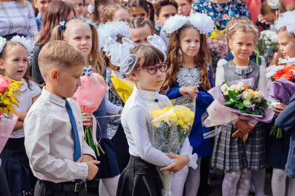 Νοσκουζσσκ, περιφέρεια Κεμέροβο, Ρωσία-Σεπ, 1, 2018: πρώτη Σεπτεμβρίου-η ημέρα της γνώσης στη Ρωσία. — Φωτογραφία Αρχείου