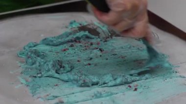 Dondurma tavada strawbwerry ile tavada tavada tavada tavada tavada tavada tavada tavada tavada kızartılmış dondurma ruloları hazırlanın. Haddelenmiş dondurma, el yapımı dondurma tatlısı.