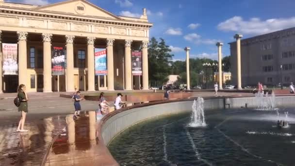Novokuznetsk, Ryssland-12 juni 2019: regnbåge i fontänen nära drama Theatre i cener av staden i en sommardag — Stockvideo