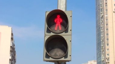 Kırmızıdan yeşile değişen trafik ışıkları nın geçişi
