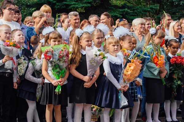 NOVOKUZNETSK, KEMEROVO REGION, RUSSIA - 1 SET 2018: Primo settembre il giorno della conoscenza in Russia . — Foto Stock