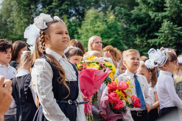 NOVOKUZNETSK, REGIÓN DE KEMEROVO, RUSIA - SEP, 1 de septiembre de 2018: El primer día del conocimiento en Rusia . — Foto de Stock