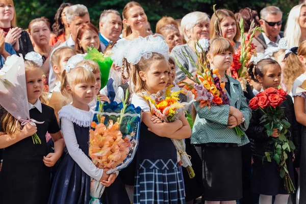 NOVOKUZNETSK, KEMEROVO REGION, RUSSIA - 1 SET 2018: Primo settembre il giorno della conoscenza in Russia . — Foto Stock