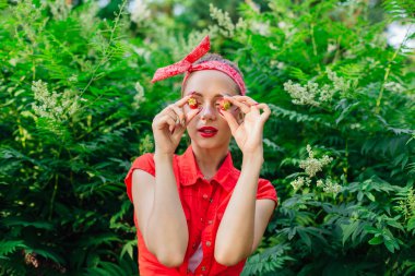 Parlak gözlerine yakın taze doğal çilek tutarak makyaj ile kız kadar güzel genç pin.