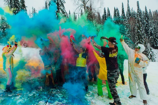 Sheregesh, Kemerovo region, Russia - April 06, 2019: A group of a young people throwing colorful holi powder. — Stock Photo, Image