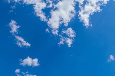 Beyaz bulutlu güzel mavi gökyüzü arkaplanı