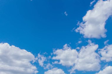 Beyaz bulutlu güzel mavi gökyüzü arkaplanı