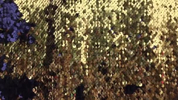Guldglänsande paljetter gnistrande bakgrund. Glödande glittrande mode sequined textil — Stockvideo