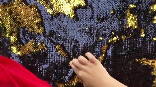 Gold glänzende Pailletten glitzernden Hintergrund. glühend glitzernde Mode paillettenbesetzte Textilien — Stockvideo