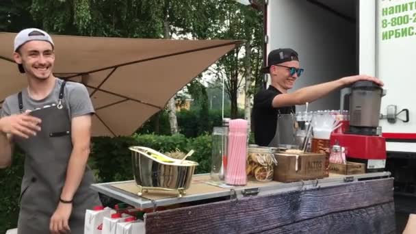 Novokuznetsk, Rusia - 13 de julio de 2019: Barmen prepara cócteles en el bar al aire libre — Vídeo de stock