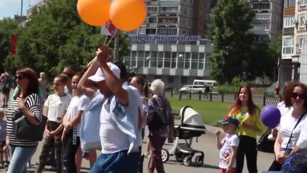 Новокузнецк, Россия - 07 июля 2019 года: Мужчины-пенсионеры танцуют в толпе людей . — стоковое видео