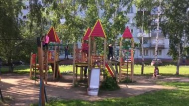 Novokuznetsk, Rusya - 26 Haziran 2019: Renkli oyun alanında oynayan mutlu çocuklar.