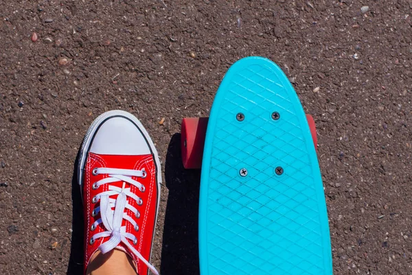 Közelkép a láb és a kék penny rája board, pink kerekekkel. — Stock Fotó