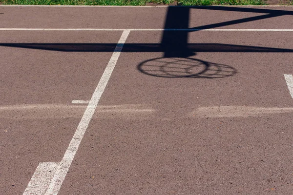 Bayangan papan basket jalanan dengan cincin dan jaring di tempat olahraga aspahlted di kota — Stok Foto