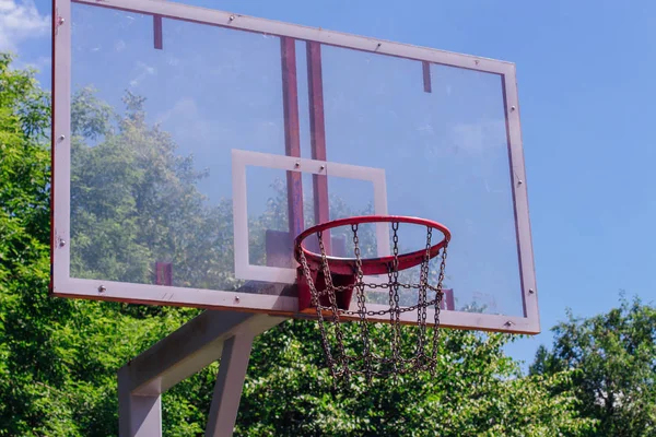 Kültéri kosárlabda gyűrű előtt zöld fák háttér. — Stock Fotó