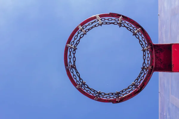 Anel de basquete ao ar livre na frente azul céu fundo . — Fotografia de Stock