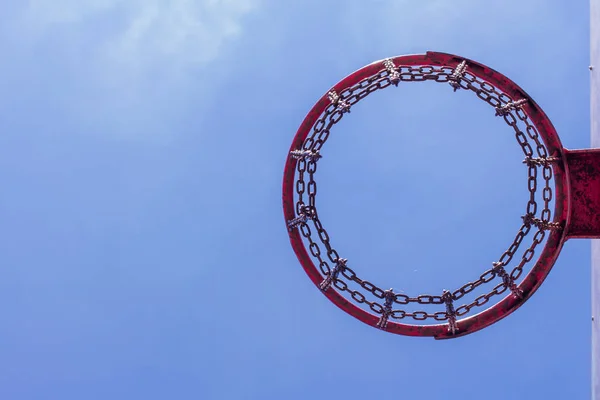 正面の青空の背景に屋外バスケットボールリング. — ストック写真