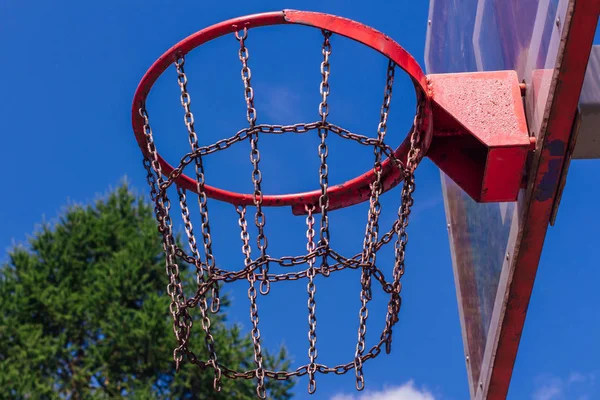 Υπαίθριο δαχτυλίδι μπάσκετ μπροστά από πράσινα δέντρα φόντο. — Φωτογραφία Αρχείου