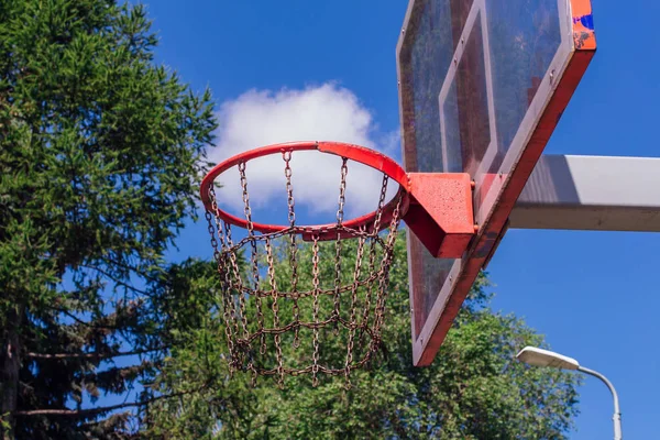 緑の木の背景の前に屋外バスケットボールリング. — ストック写真